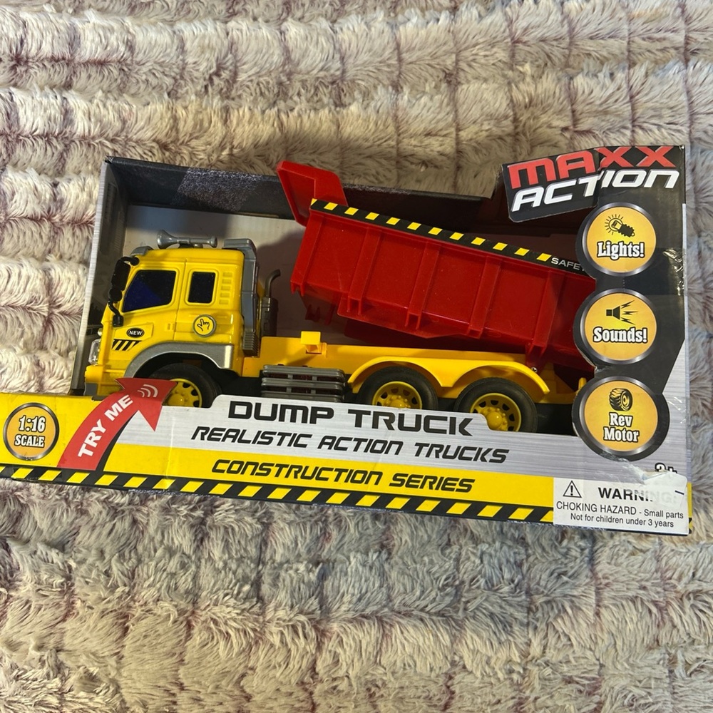 Maxx Action Construction Series
Dump Truck With Lights & Sound